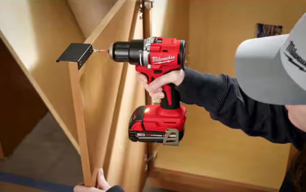 Taladro/atornillador inalámbrico compacto M18 de 18 V con batería de iones de litio, sin escobillas, de 1/2 pulg., con batería de 2.0 Ah, cargador y bolsa de herramientas